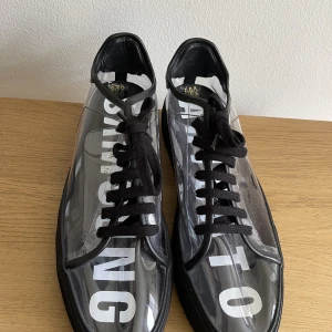 Limiterade Axel arigato skor - Storlek 44 men passar 43/45  Riktigt feta skor de släpptes 200 st då jag har par 170. Jag har aldrig använt de utomhus.