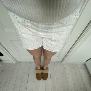 Beiga shorts - Ett par andra superfin shorts som också är beiga!