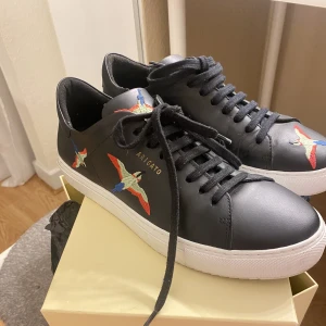 Arigato skor  - Axel Arigato Clean 90 Bird, säljs då jag andvänt fåtal gånger men storleken är fel för mig och det går inte att lämna tillbaka, nyskick! Ny pris 2400 kr. 💕Skolådan och en tygkasse medföljer☺️