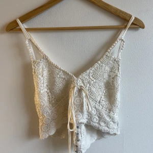 Fin sommartopp!!  - Värdens snyggaste sommartopp som tyvärr inte passar mig. Den har korsande band i ryggen och är i bra skick! 