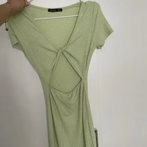 Grön fin klänning - Kan visa på vid efterfrågan men aldrig använt då den är lite för liten för mig!!   Men den är superfin och öppen vid magen 