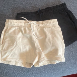 2 st Shorts gjorda i tyg, det är väldigt sköna och sitter fint,🥰 50kr st - Bra kvalitet inte använda så många gånger ❤️