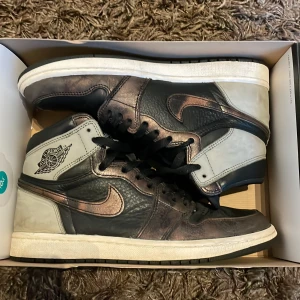 Air Jordan 1 High - Köpte dem för 2 år sedan i footlocker, har använt dem många gånger men dem är fortfarande i 5/10 skick. Nypris : 2,500kr