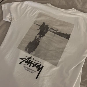 Stussy Tee - Tjena! Säljer min otroligt snygga Stussy Tee som köptes i sommars!  Användt, men använts varsamt 😁  Kvitto finns! 