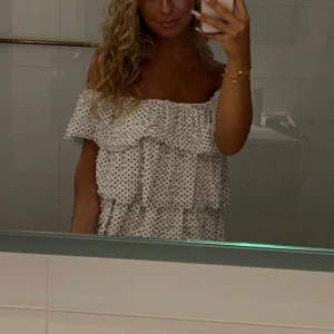 Klänning - Så snygg klänning från zara, jättesöt med volanger, säljs för att jag ej tycker den passar mig💘