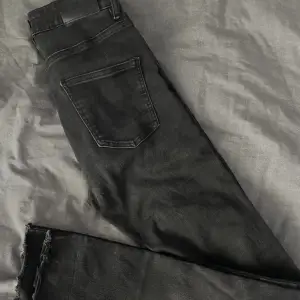 Säljer dessa bootcut-jeans från Nelly! Byxorna används inte längre. Hög midja, storlek 38, långa i benen. Skriv för mer bilder! 