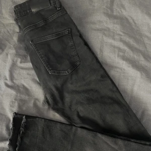 Bootcut-jeans Nelly - Säljer dessa bootcut-jeans från Nelly! Byxorna används inte längre. Hög midja, storlek 38, långa i benen. Skriv för mer bilder! 