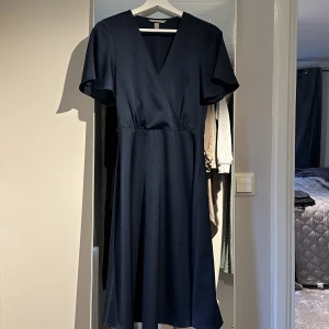 Klänning  - dags för denna eleganta klänning att komma till användning. jag har använt den vid 2/3 tillfällen. 400 kr eller bud 💙