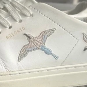 Arigato skor  - Axel Arigato clean 90 bird. Supersnygga. Inköpspris 2000. Använda en säsong. 