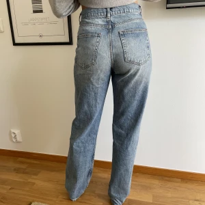 Jeans - Jeans med dragkedja, inga skador. Jag är 161 cm lång