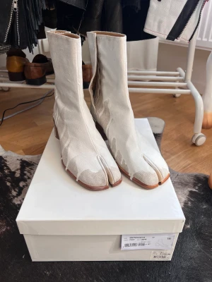 Tabi boots - Maison Margiela Spilt Paint canvas Tabi Boots, helt nya, aldrig använda,  månader sedan. Slutsålda överallt!