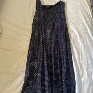 Klänning - Fin sommar klänning med prickar i storlek xs 