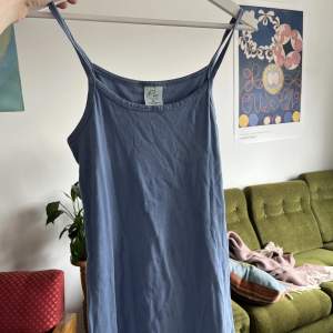 Supersöt ljusblå miniklänning 💘 har en liten fläck (bild 2) men inget man tänker på så mkt skulle jag säga 