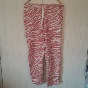 Rosa pyjamas byxor med vita tiger ränder. Dam storlek small/xs. Endast använd ett fåtal gånger och i bra skick! Hör av dig om du vill köpa tillsammans med skjortan!