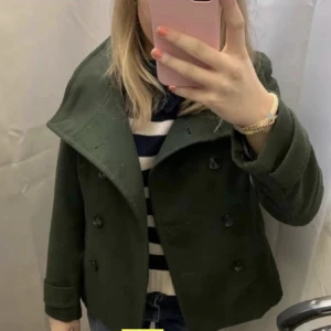kappa - super fin grön kappa som jag köpte här på plick, den passar inte min stil därav säljer jag den. LÅNAD bild💞💞