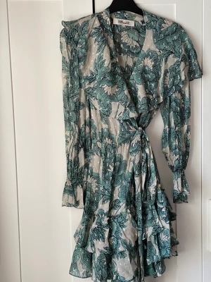 DVF silk new dress  - Selling this beautiful dress, bought it online couple years ago but is too small on me, so never worn it 