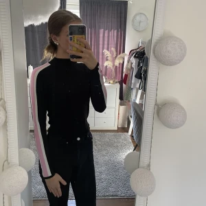 Svart tröja  - Svart tröja med vit och rosa detalj. Fint skick 