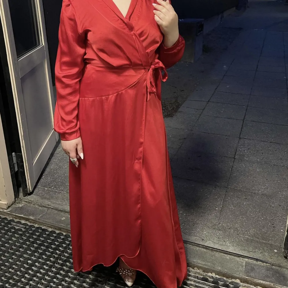 Röd satin klänning passar perfekt till fester och även vardagen . Klänningar.