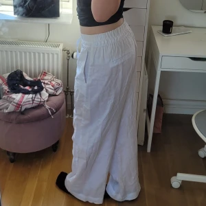 Vita linnebyxor - Vita linnebyxor från kappahl inköpta förra sommaren🌸 Säljes då de ej kommit till användning. Använda fåtal gånger. Nypris 500kr🩷 Bedömmer att de sitter som en S/M 😊 Skriv om det är något du undrar🌸
