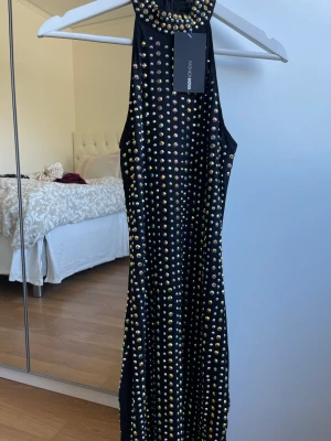 Paljettklänning - Helt ny paljettklänning från Fashionnova. Storlek L men passar även M