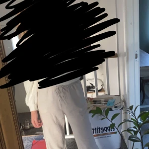 Linnebyxor  - Säljer dessa sjukt snygga linnebyxor då dom är för små nu💗köpta på Plick 🫶perfekt till sommaren 😍