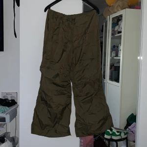 Parachute byxor - Aldrig använda. Prassliga och tunna men inte genomskinliga.