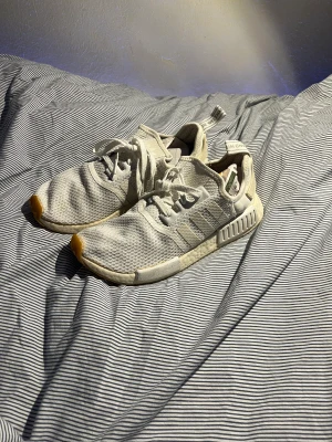 Adidas NMD - Vita adidas nmd. Storlek 43 1/3. Perfekta för vardags sko eller som träningsskor