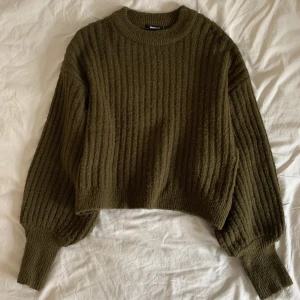 Sticka mörkgrön tröja - Stickad mörkgrön tröja från Gina Tricot. Väldigt mjuk och härlig. Något nopprig men inget som stör. Är storlek XS men passar nog upp til XL.
