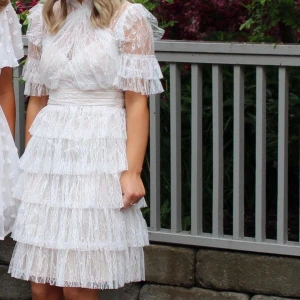 Bymalina ”Liona mini dress” - Säljer nu denna superfina klänningen som passar perfekt till studenten, då jag valt en annan!😇Nypris 2 500 kr.  Aldrig använd, prislappen är kvar. Har däremot lämnat in den hos skräddaren som gjort den en volang kortare😊