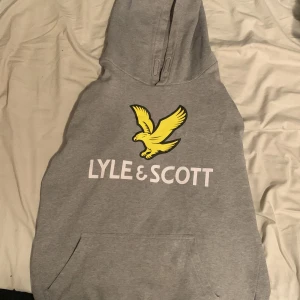 Lyle and scott hoodie grå - Säljer denna lyle and scott hoodien eftersom att jag inte använder den mer.  Utmärkt bra skick inga skador, inga fläckar. Väldigt skön hoodie och fin