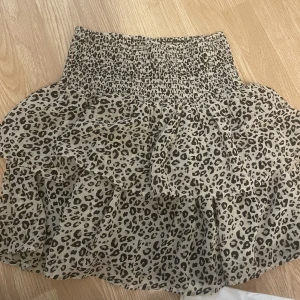 Volangkjol - Säljer min volangkjol som är perfekt till sommaren❤️Kjolen går ej och köpa längre. Passar mig som är XS/S. Jag står ej för frakt❤️