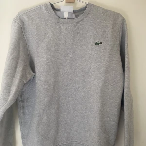 Lacoste - Hej nu säljer jag min jättefräscha lacoste sweetshirt. Endast använt ett fåtal gånger och har mycket kvar att ge. Nypris/1300, mitt pris/699. Storlek M men passar även S. Vid snabb och enkel affär kan pris diskuteras m. Hör av dig vid funderingar!🤩