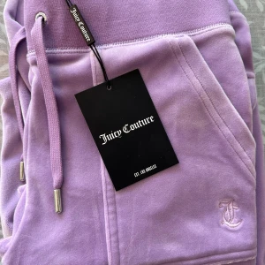 Lila juicy couture byxor - Lila juicybyxor i storlek S. De är helt oanvända och i originalpåse de har alla lappar kvar. Säljer pga fel storlek. 