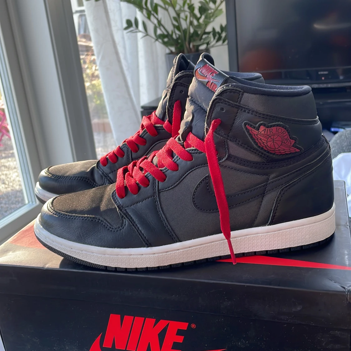 Jordan 1 high satinblack gymred