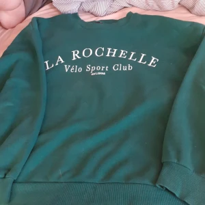 Grön tjock tröja  - Grön tjocktröja med tryck