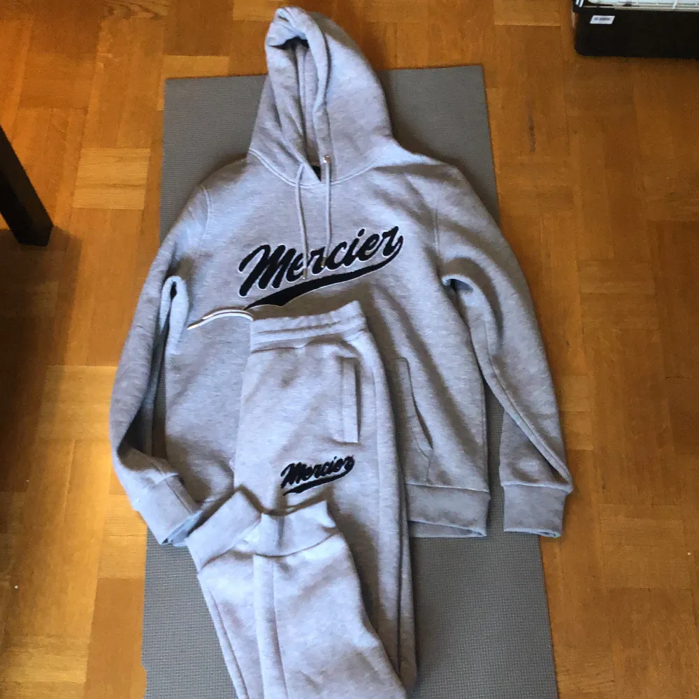 Säljer min Mercier dress som jag inte var nöjd med. Skick 9/10✅. Hoodies.