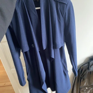 Marinblå trenchcoat - Jättefin trenchcoat från Only. Som nyskick, inget fel på den. 