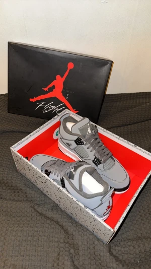 Jordan 4s oanvända - Jordan 4s oanvända , storlek 42. Passade inte mig i storleken så jag väljer att sälja den vidare. 