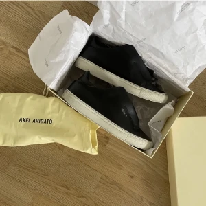 Axel arigato skor - Säljer dessa axel arigato skor, i befentligt skick, dustbag och låda tillkommer, säljs då de är försmå 💝(de har en defekt men inget som stör funktionen och de syns inte när man har på sig skorna😇