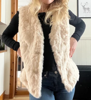 Fauxfur väst - Väst, Fauxfur från vila. Storlek small, aldrig använd. 80kr