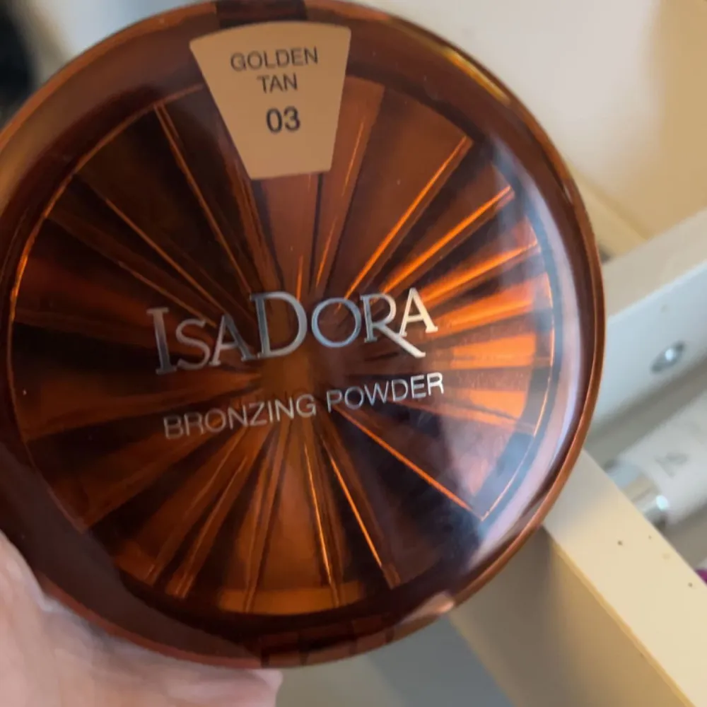 Isadora bronzing powder i färgen golden tan 03. Vad jag hittar så kostar den runt 200kr ny, använd kanske tre ggr. Säljer då ja ej använder . Övrigt.
