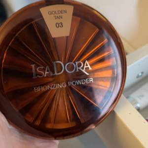 Isadora bronzing powder i färgen golden tan 03. Vad jag hittar så kostar den runt 200kr ny, använd kanske tre ggr. Säljer då ja ej använder 