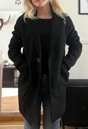 Kappa  - Svart kappa från topshop. Storlek 32. Sparsamt använd  150kr