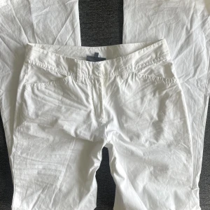 Low waist bootcut  - Perfekta vita kostymbyxorna, Low waist och bootcut/straight. För små för mig där av inga bilder på, går att lösa vid efterfrågan🌸🌸Tryck inte på köp Direk!!!💕