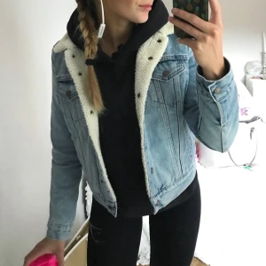 LEVISJACKA FODRAD S - Fodrad jeansjacka från Levi’s. Nyskick! Nypris: 1469kr. Storlek S men lite liten i storlek skulle jag säga. 