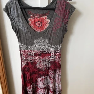 Klänning från Desigual - Superfin klänning från Desigual. Hittar ingen strl på den men skulle säga att den passar någon som har XS-M. Knappt använd.