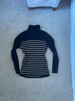 Ralph Lauren tröja - köpte denna second hand men vill tyvärr inte ha den längre så säljer vidare<3