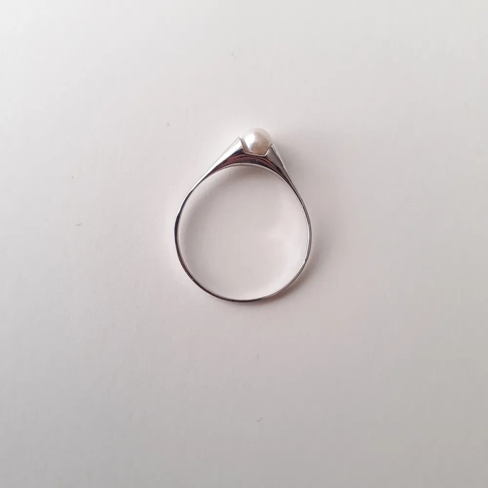 Ring i äkta silver med vit pärla. Helt oanvänd och i nyskick. Storlek 65 (2 cm i diameter)  Frakt: 15 kr  Ask: 10 kr (valfritt). Accessoarer.