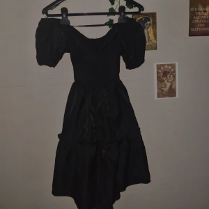 sommarklänning med snörning - Svart miniklänning med snörning i ryggen; väldigt luftigt och mjukt material! 💖 Endast använd en gång 💌