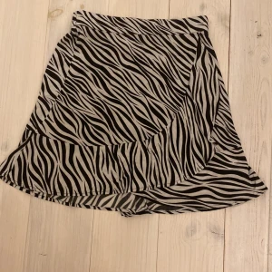 Kjol - Zebrarandig superfin kjol som jag inte använder💘Om man köper TVÅ GREJER av mig så får man 40% eller30% rabbat beror på vd man köper❤️